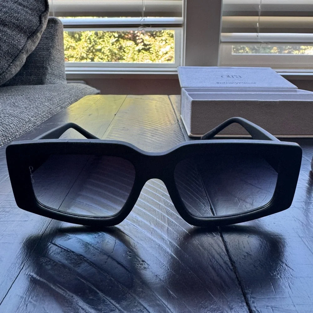 NWOT Women’s Otra Sunglasses